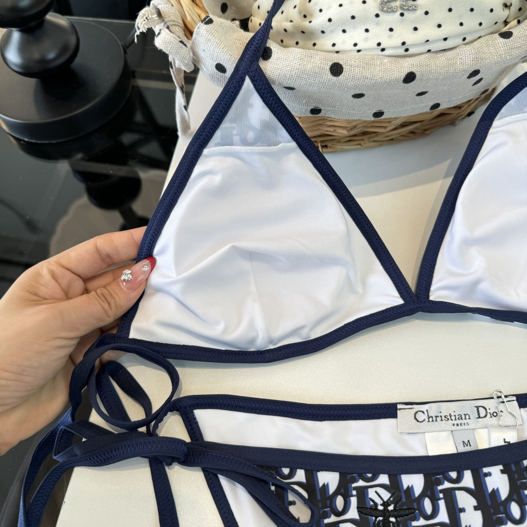 。Dior迪奥 新款比基尼泳衣👙❤️😍🥰适合多种场景的游泳衣🏊‍♀️海边 游泳池 温泉 水上乐园 漂流都