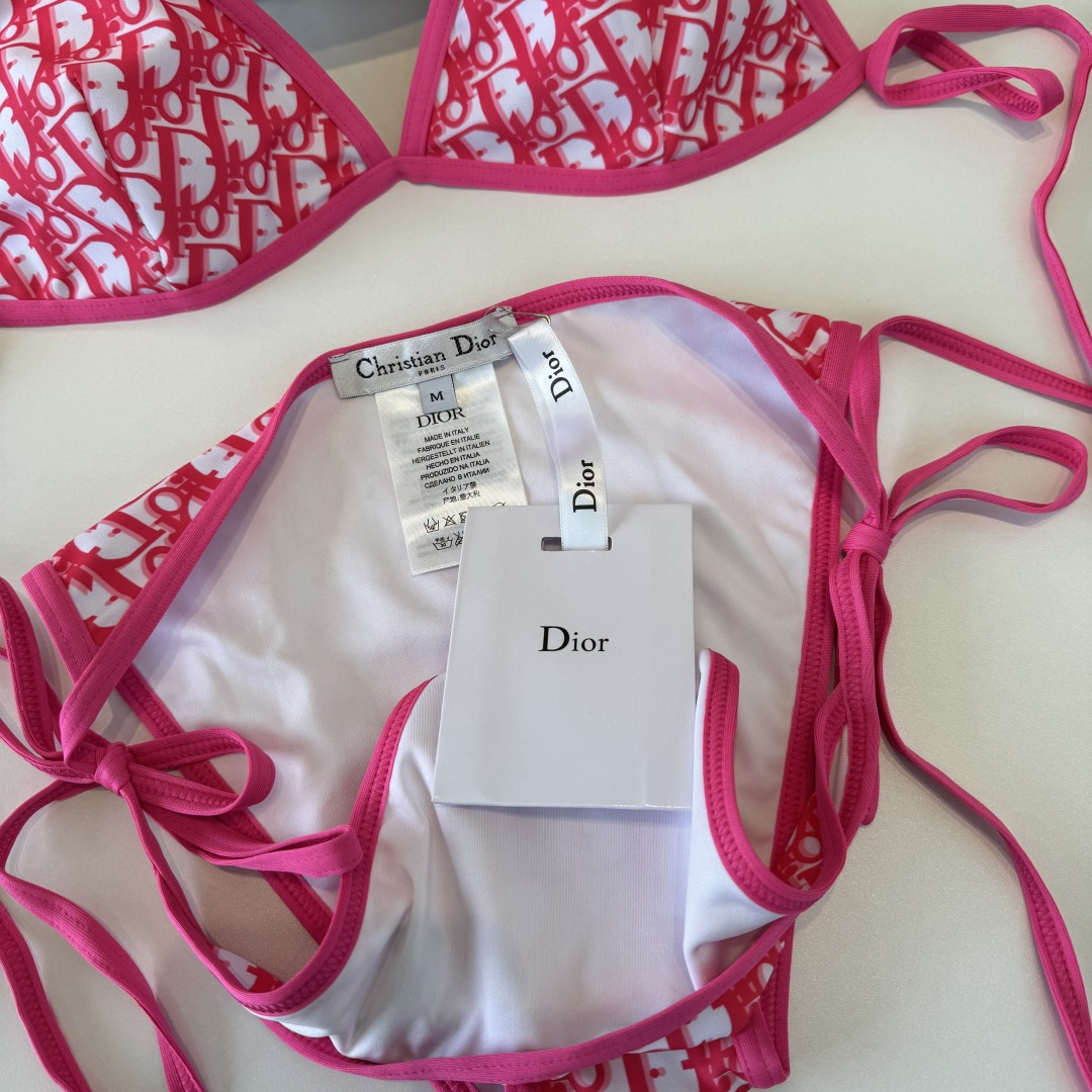。Dior迪奥 新款比基尼泳衣👙❤️😍🥰适合多种场景的游泳衣🏊‍♀️海边 游泳池 温泉 水上乐园 漂流都