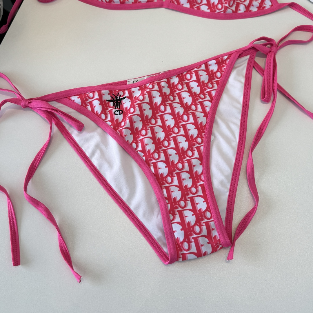。Dior迪奥 新款比基尼泳衣👙❤️😍🥰适合多种场景的游泳衣🏊‍♀️海边 游泳池 温泉 水上乐园 漂流都