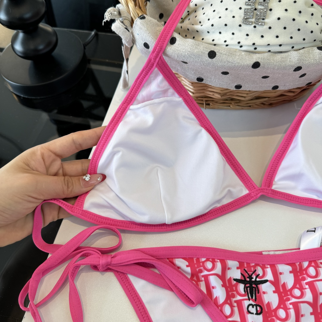 。Dior迪奥 新款比基尼泳衣👙❤️😍🥰适合多种场景的游泳衣🏊‍♀️海边 游泳池 温泉 水上乐园 漂流都