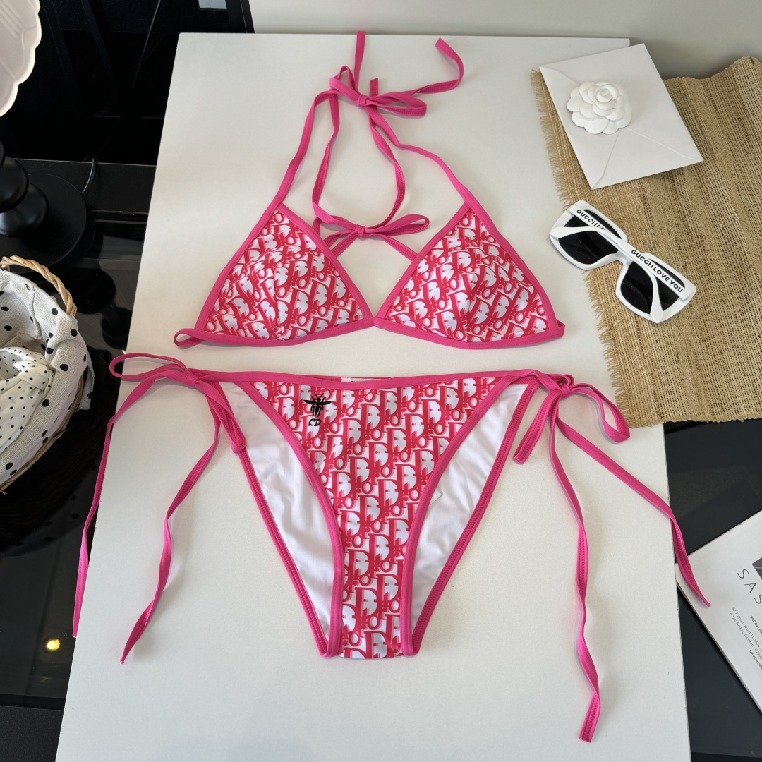 。Dior迪奥 新款比基尼泳衣👙❤️😍🥰适合多种场景的游泳衣🏊‍♀️海边 游泳池 温泉 水上乐园 漂流都