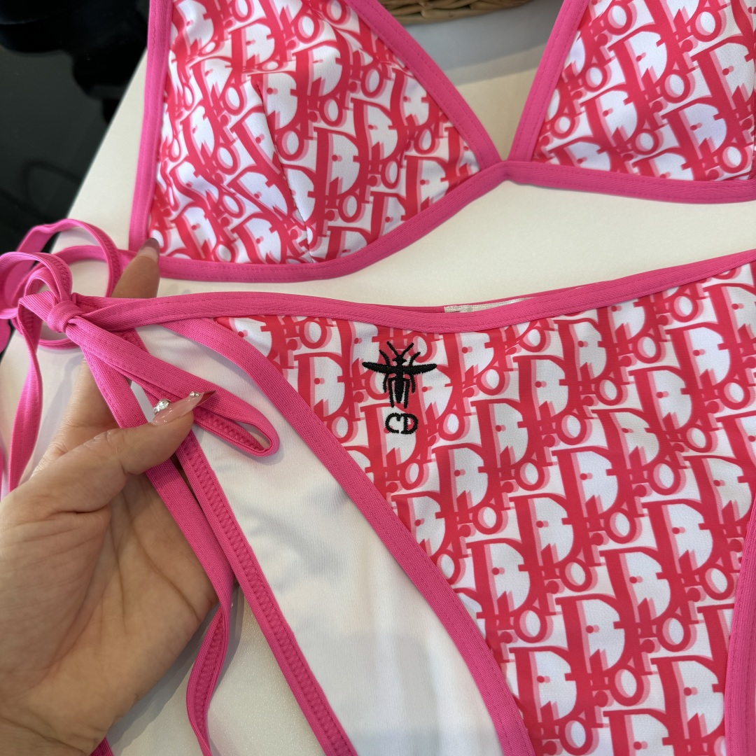 。Dior迪奥 新款比基尼泳衣👙❤️😍🥰适合多种场景的游泳衣🏊‍♀️海边 游泳池 温泉 水上乐园 漂流都