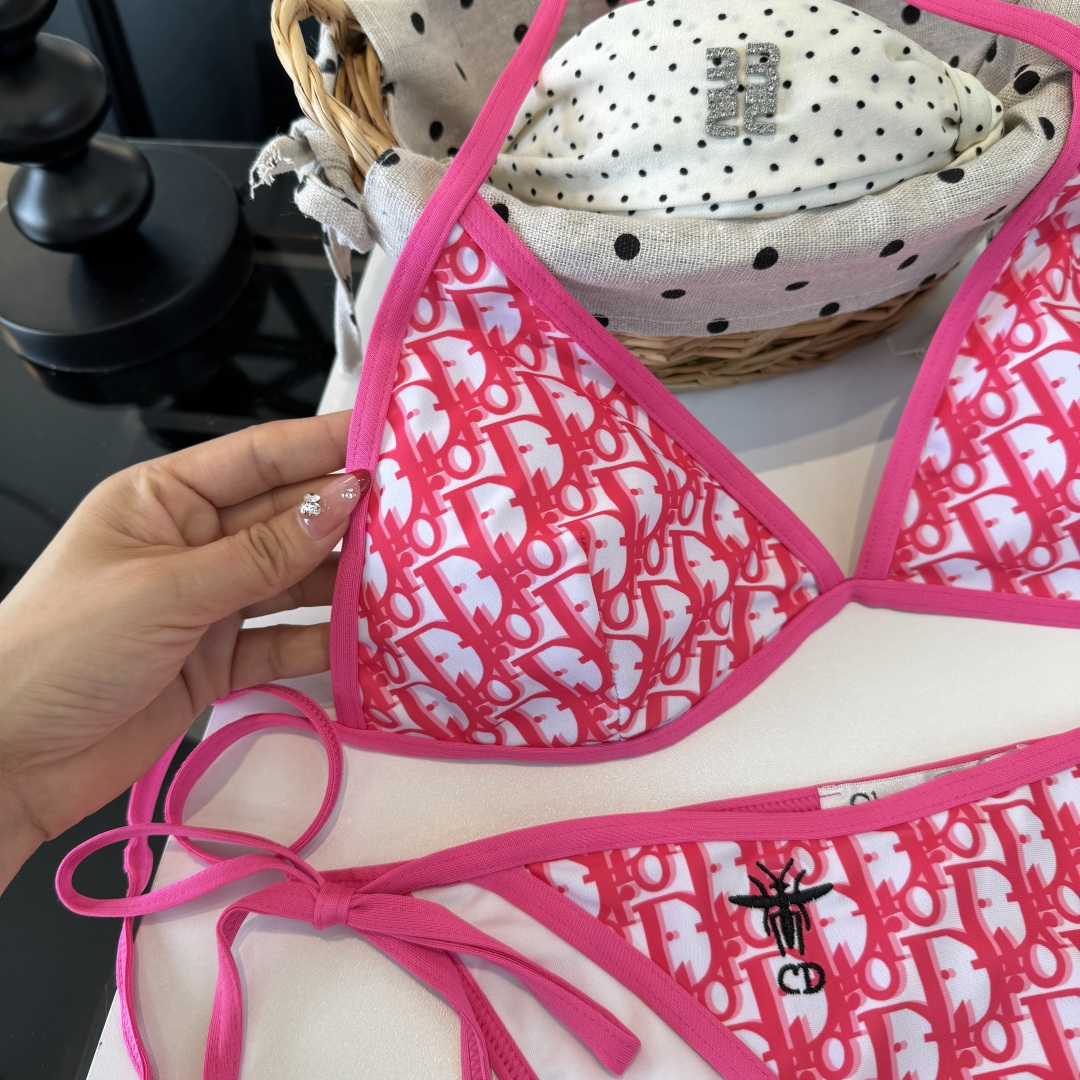 。Dior迪奥 新款比基尼泳衣👙❤️😍🥰适合多种场景的游泳衣🏊‍♀️海边 游泳池 温泉 水上乐园 漂流都