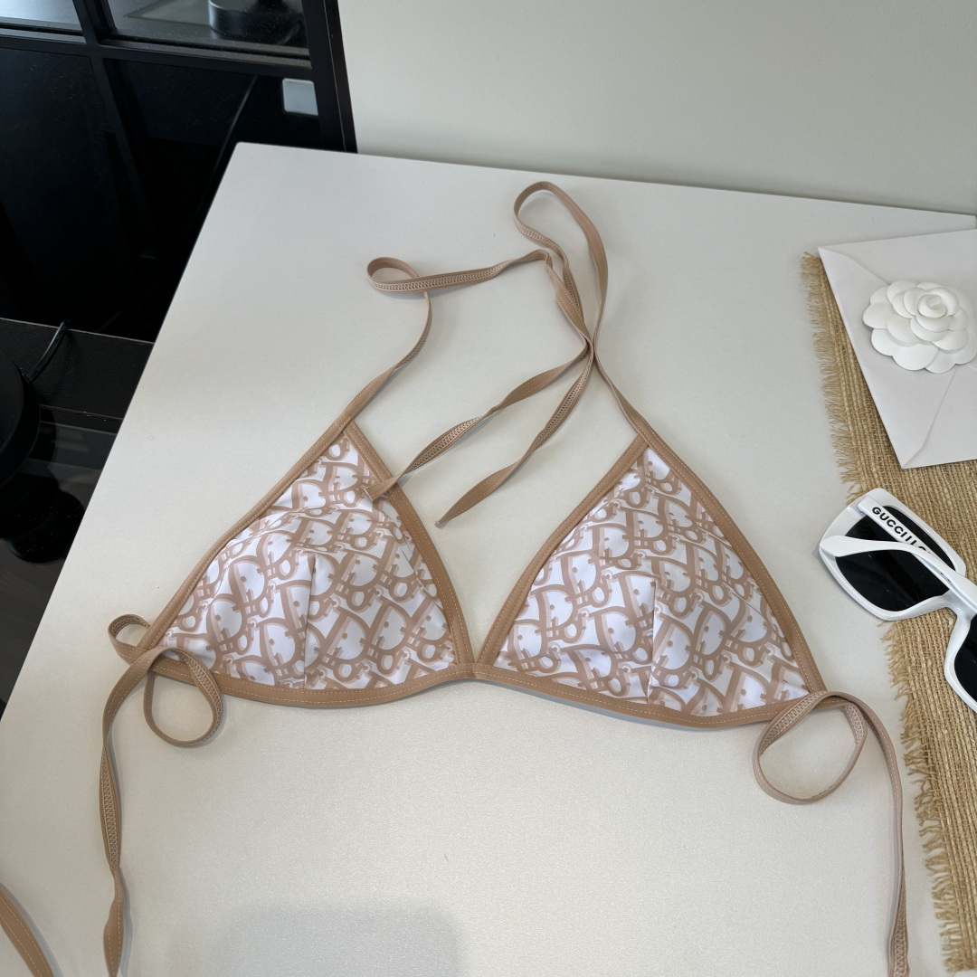 。Dior迪奥 新款比基尼泳衣👙❤️😍🥰适合多种场景的游泳衣🏊‍♀️海边 游泳池 温泉 水上乐园 漂流都