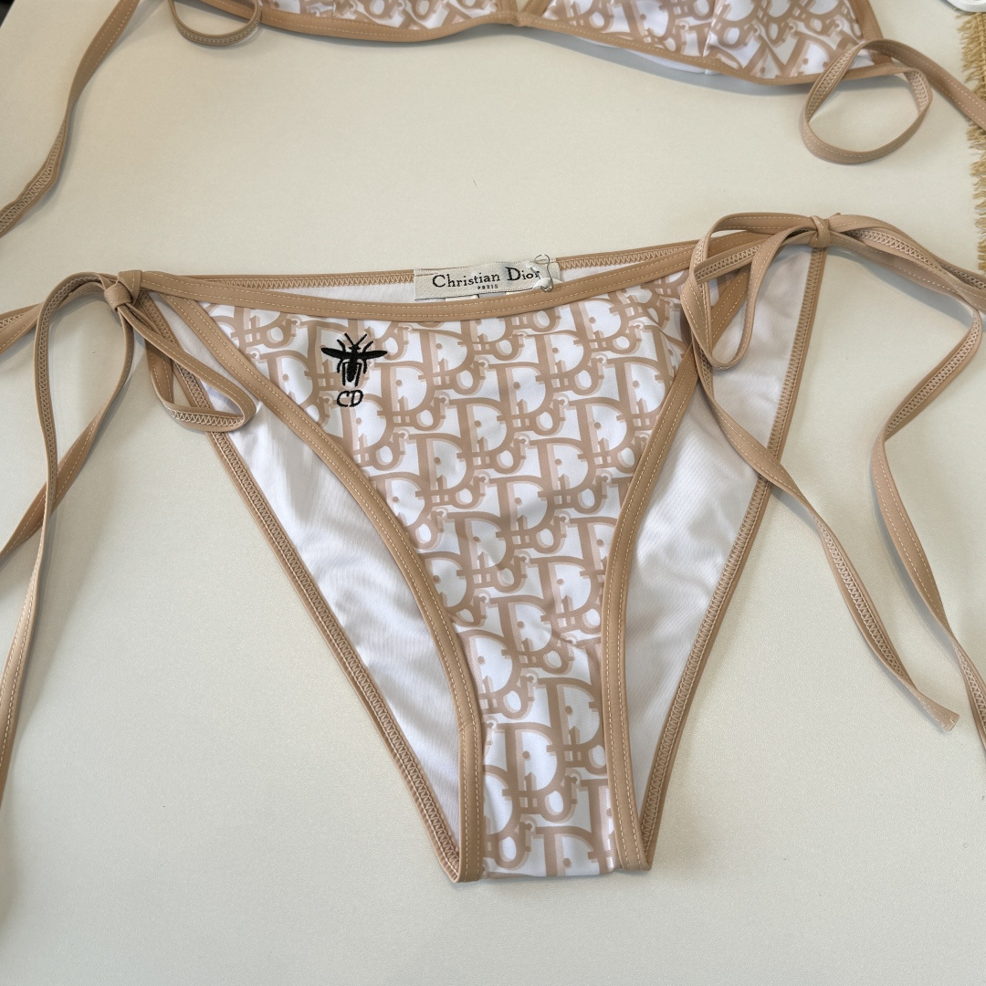 。Dior迪奥 新款比基尼泳衣👙❤️😍🥰适合多种场景的游泳衣🏊‍♀️海边 游泳池 温泉 水上乐园 漂流都