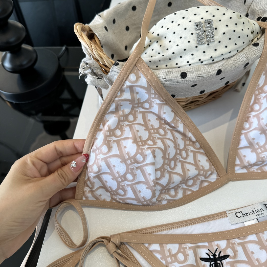 。Dior迪奥 新款比基尼泳衣👙❤️😍🥰适合多种场景的游泳衣🏊‍♀️海边 游泳池 温泉 水上乐园 漂流都