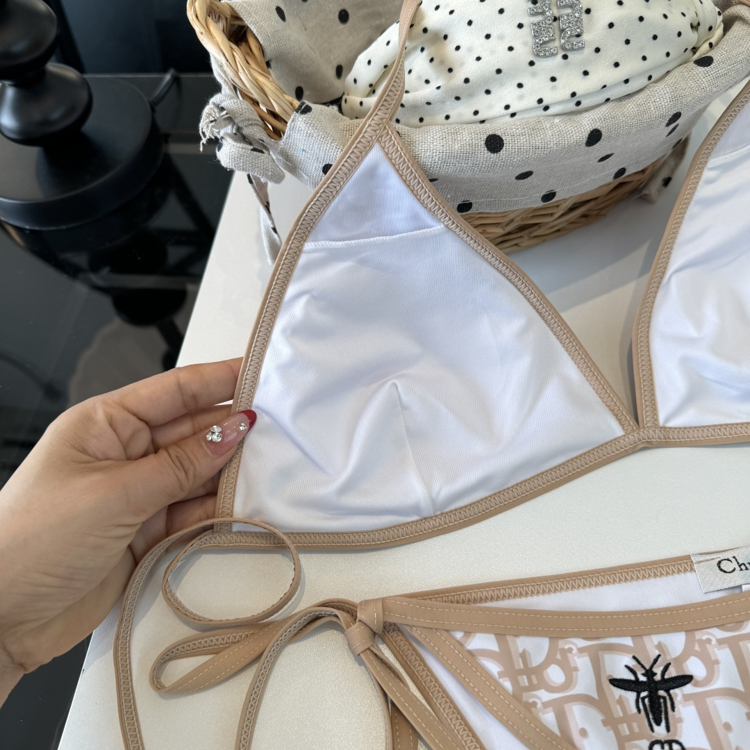 。Dior迪奥 新款比基尼泳衣👙❤️😍🥰适合多种场景的游泳衣🏊‍♀️海边 游泳池 温泉 水上乐园 漂流都