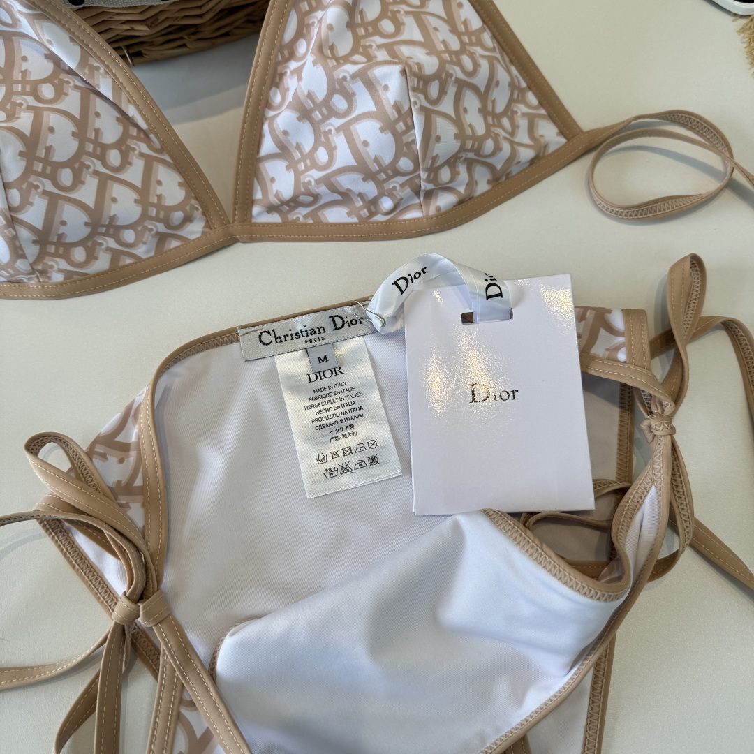 。Dior迪奥 新款比基尼泳衣👙❤️😍🥰适合多种场景的游泳衣🏊‍♀️海边 游泳池 温泉 水上乐园 漂流都