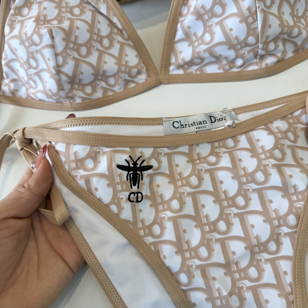 。Dior迪奥 新款比基尼泳衣👙❤️😍🥰适合多种场景的游泳衣🏊‍♀️海边 游泳池 温泉 水上乐园 漂流都