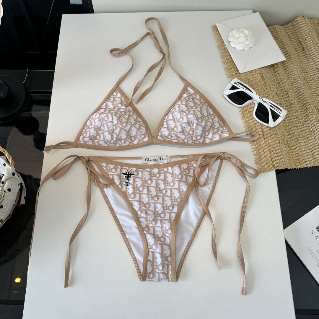 。Dior迪奥 新款比基尼泳衣👙❤️😍🥰适合多种场景的游泳衣🏊‍♀️海边 游泳池 温泉 水上乐园 漂流都