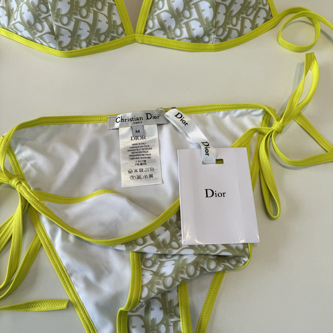 。Dior迪奥 新款比基尼泳衣👙❤️😍🥰适合多种场景的游泳衣🏊‍♀️海边 游泳池 温泉 水上乐园 漂流都