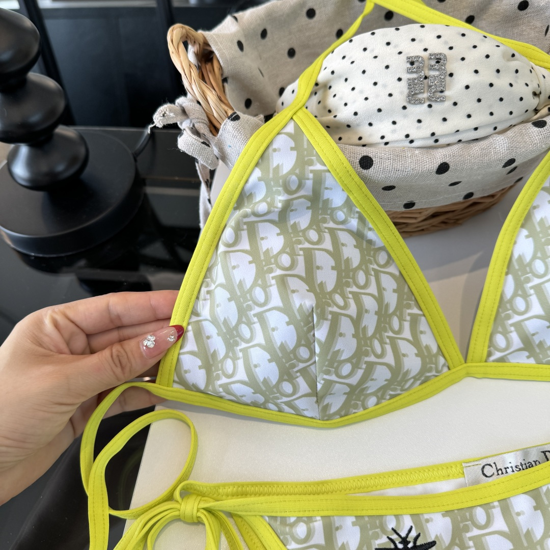 。Dior迪奥 新款比基尼泳衣👙❤️😍🥰适合多种场景的游泳衣🏊‍♀️海边 游泳池 温泉 水上乐园 漂流都