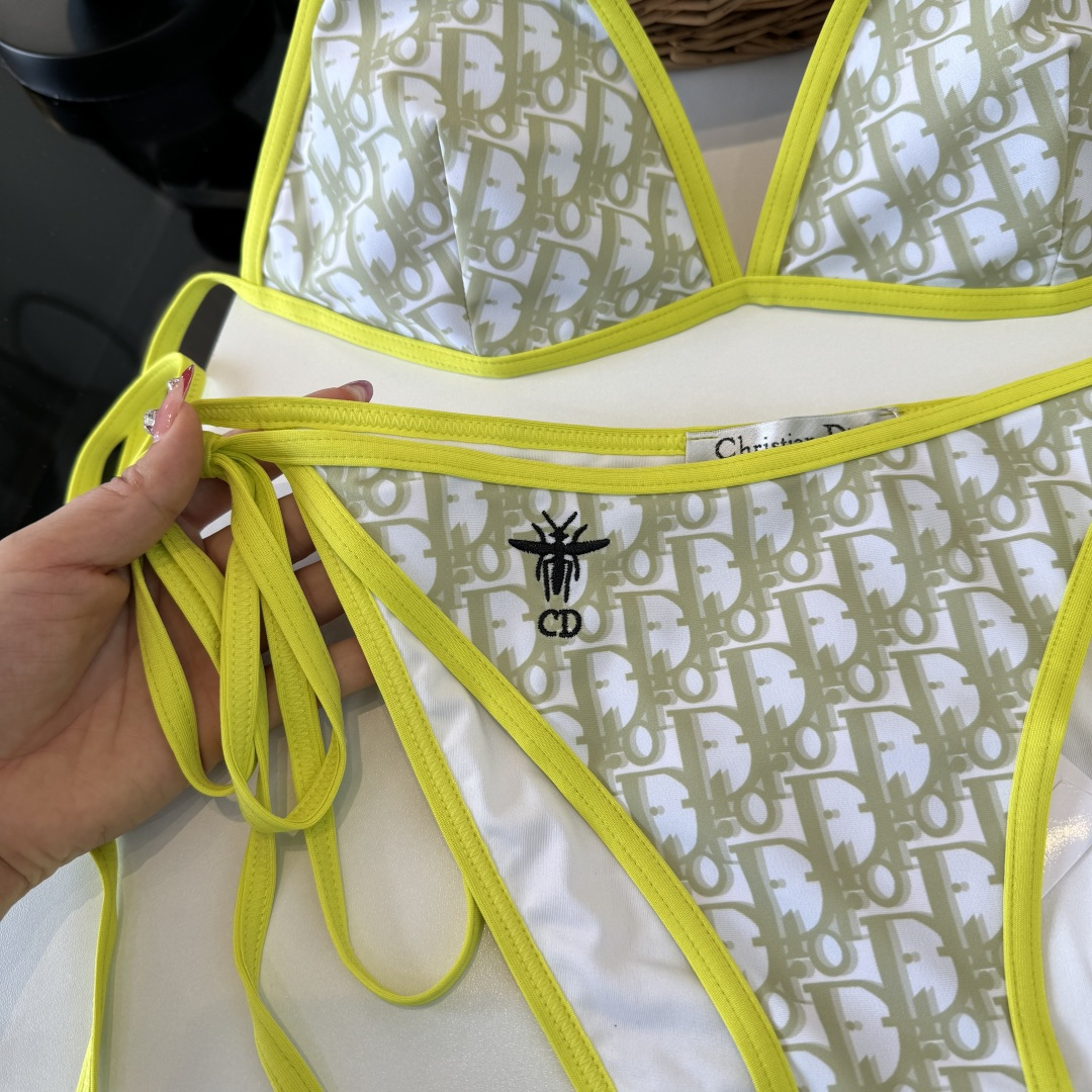 。Dior迪奥 新款比基尼泳衣👙❤️😍🥰适合多种场景的游泳衣🏊‍♀️海边 游泳池 温泉 水上乐园 漂流都