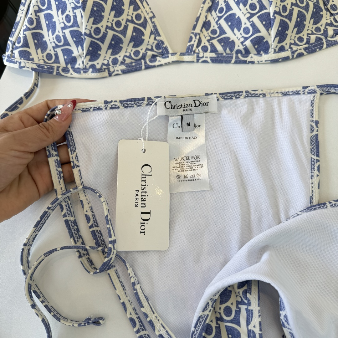 。Dior迪奥 新款比基尼泳衣👙❤️😍🥰适合多种场景的游泳衣🏊‍♀️海边 游泳池 温泉 水上乐园 漂流都