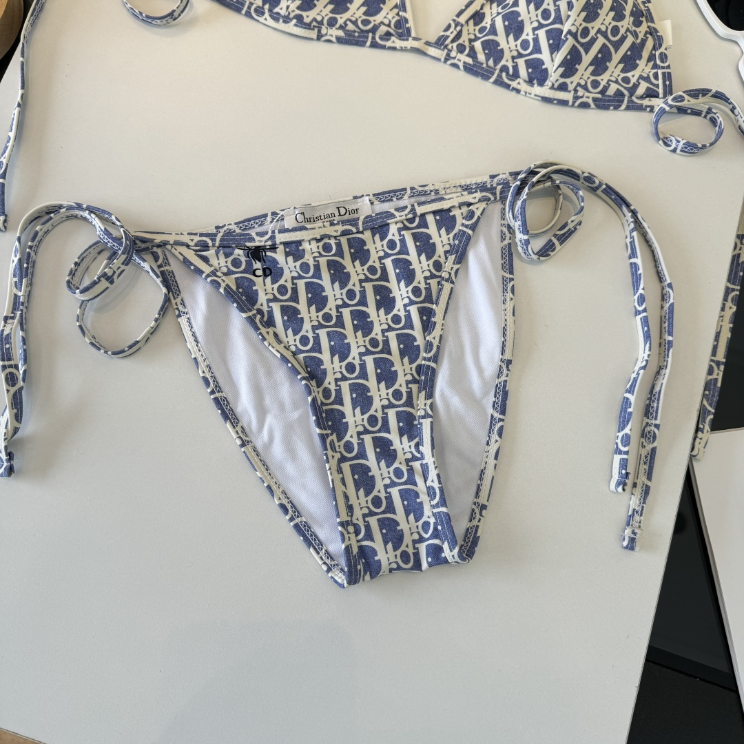 。Dior迪奥 新款比基尼泳衣👙❤️😍🥰适合多种场景的游泳衣🏊‍♀️海边 游泳池 温泉 水上乐园 漂流都