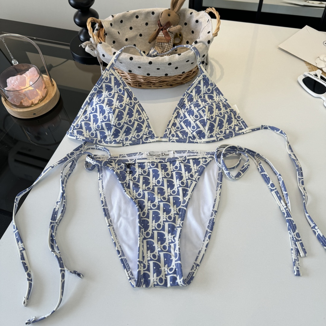 。Dior迪奥 新款比基尼泳衣👙❤️😍🥰适合多种场景的游泳衣🏊‍♀️海边 游泳池 温泉 水上乐园 漂流都