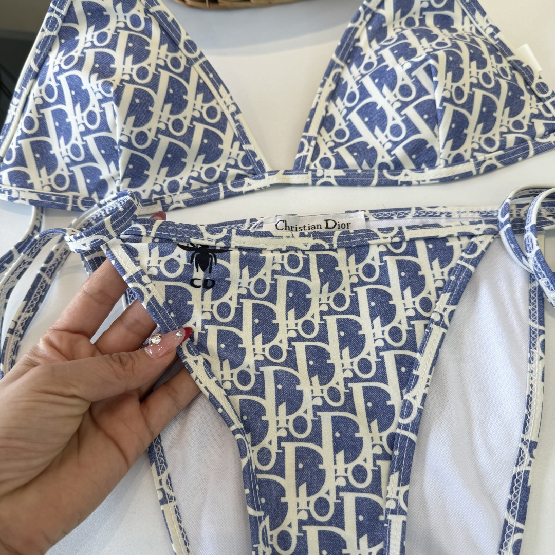 。Dior迪奥 新款比基尼泳衣👙❤️😍🥰适合多种场景的游泳衣🏊‍♀️海边 游泳池 温泉 水上乐园 漂流都