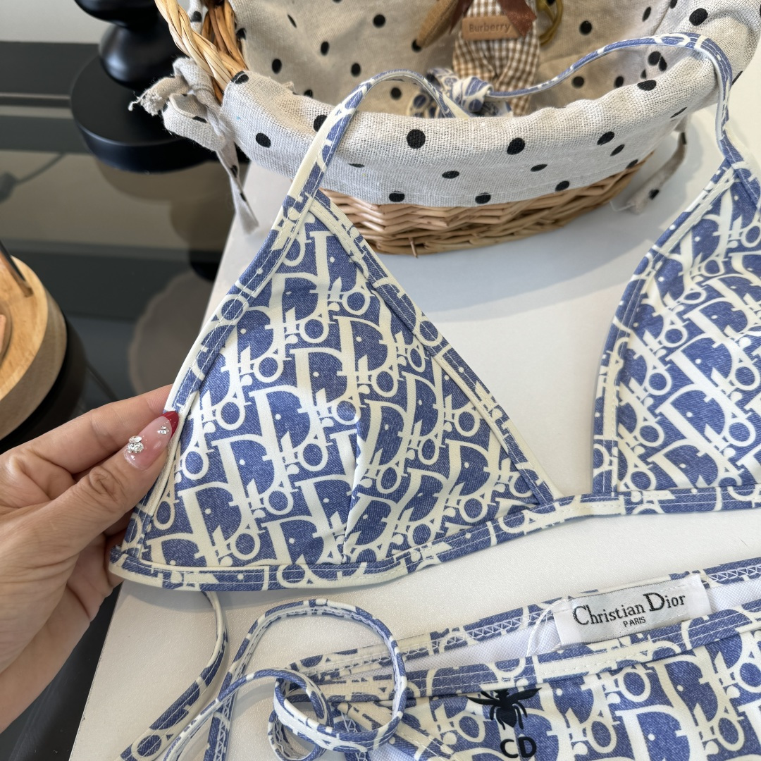 。Dior迪奥 新款比基尼泳衣👙❤️😍🥰适合多种场景的游泳衣🏊‍♀️海边 游泳池 温泉 水上乐园 漂流都