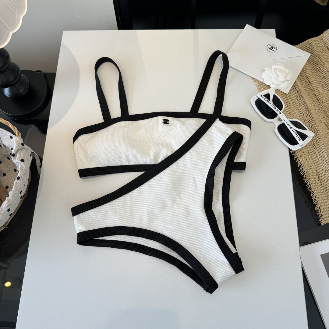 Chanel香奈儿新款比基尼泳衣👙❤️😍🥰适合多种场景的游泳衣🏊‍♀️海边 游泳池 温泉 水上乐园 漂流