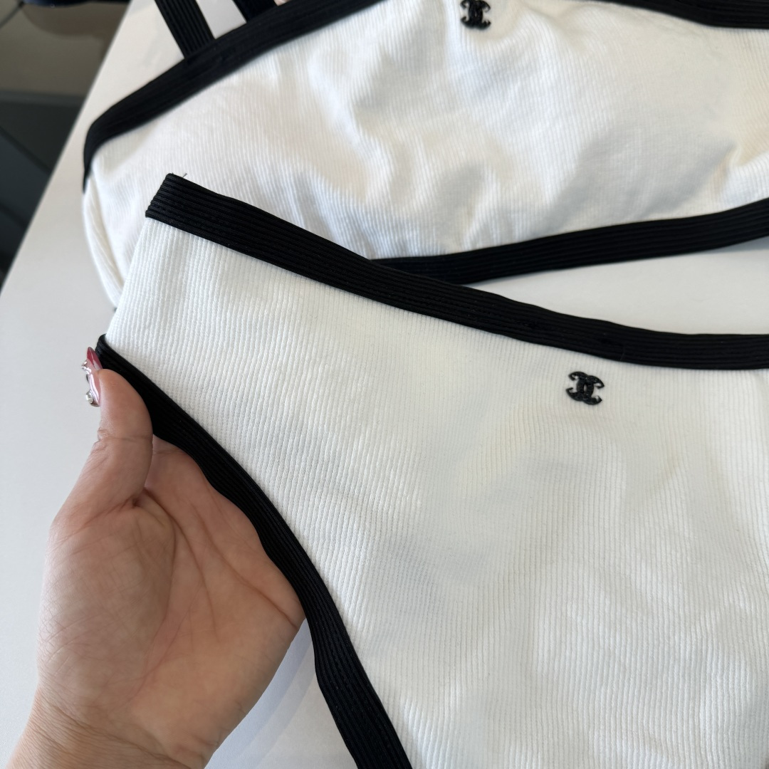 Chanel香奈儿新款比基尼泳衣👙❤️😍🥰适合多种场景的游泳衣🏊‍♀️海边 游泳池 温泉 水上乐园 漂流