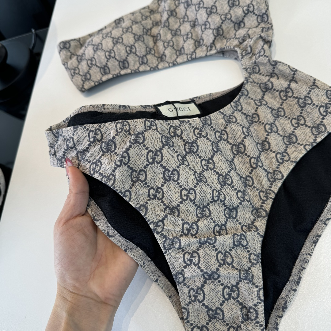 。Gucci古奇连体泳衣👙 上身超级棒！同步各大专柜发售，自然而然呈现时尚感！十分减龄，具有年轻活力。 