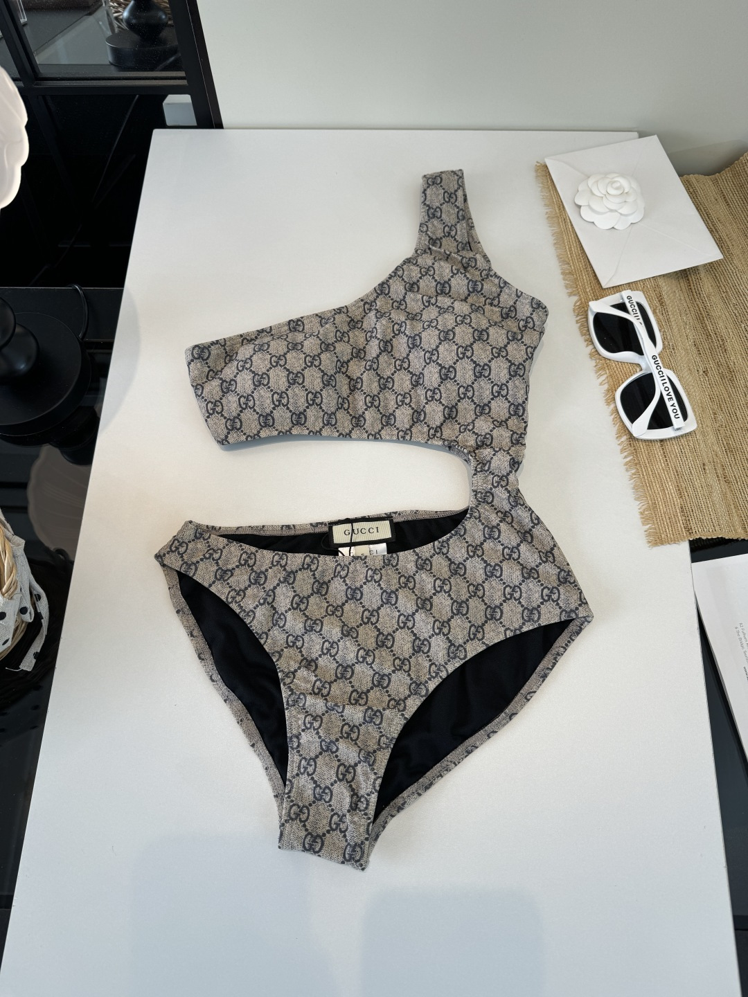 。Gucci古奇连体泳衣👙 上身超级棒！同步各大专柜发售，自然而然呈现时尚感！十分减龄，具有年轻活力。 