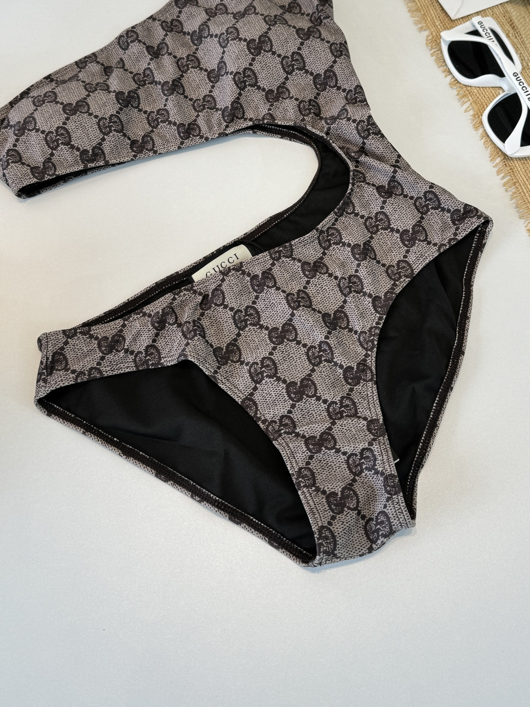。Gucci古奇连体泳衣👙 上身超级棒！同步各大专柜发售，自然而然呈现时尚感！十分减龄，具有年轻活力。 