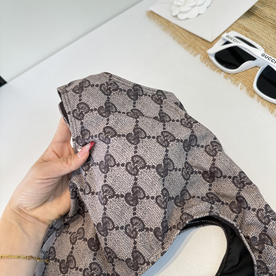 。Gucci古奇连体泳衣👙 上身超级棒！同步各大专柜发售，自然而然呈现时尚感！十分减龄，具有年轻活力。 