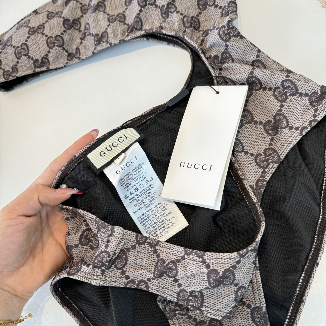 。Gucci古奇连体泳衣👙 上身超级棒！同步各大专柜发售，自然而然呈现时尚感！十分减龄，具有年轻活力。 