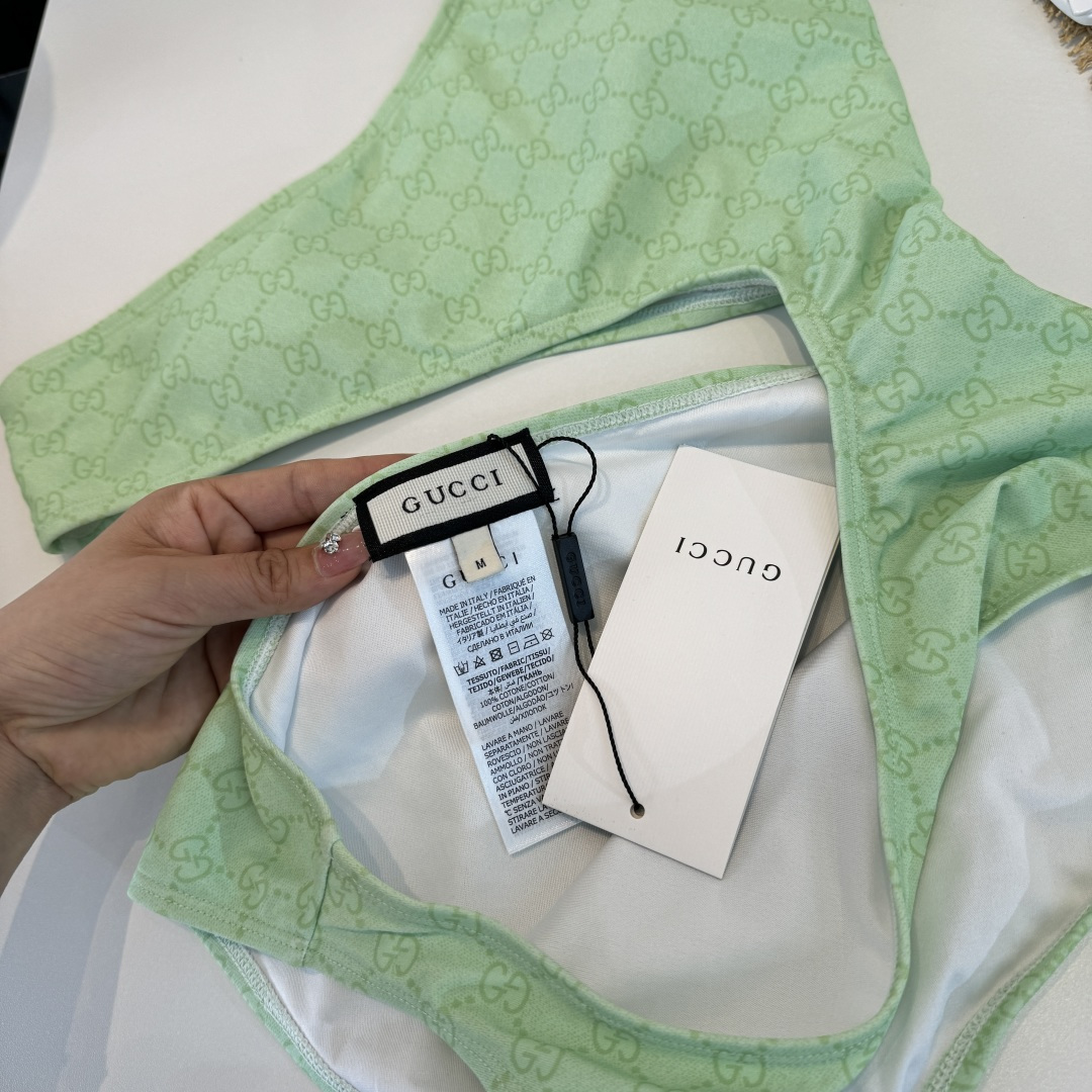 。Gucci古奇连体泳衣👙 上身超级棒！同步各大专柜发售，自然而然呈现时尚感！十分减龄，具有年轻活力。 