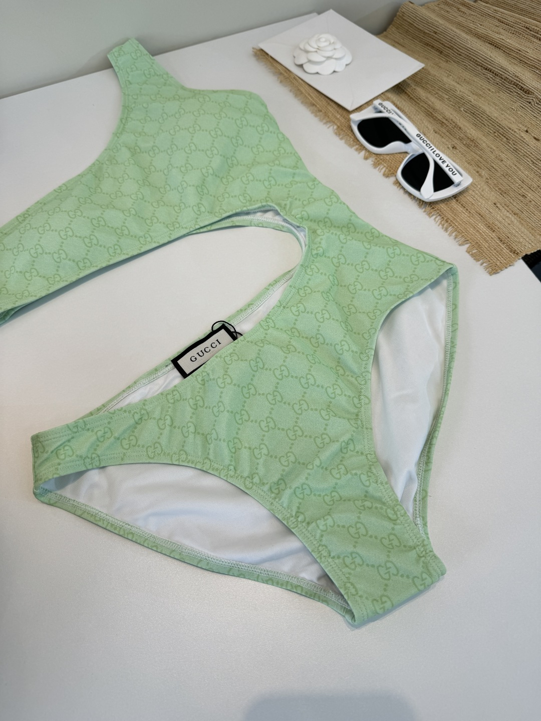 。Gucci古奇连体泳衣👙 上身超级棒！同步各大专柜发售，自然而然呈现时尚感！十分减龄，具有年轻活力。 
