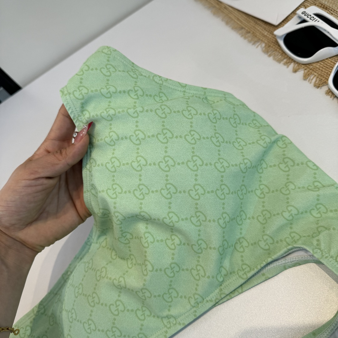 。Gucci古奇连体泳衣👙 上身超级棒！同步各大专柜发售，自然而然呈现时尚感！十分减龄，具有年轻活力。 