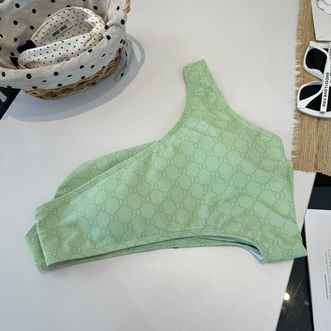 。Gucci古奇连体泳衣👙 上身超级棒！同步各大专柜发售，自然而然呈现时尚感！十分减龄，具有年轻活力。 