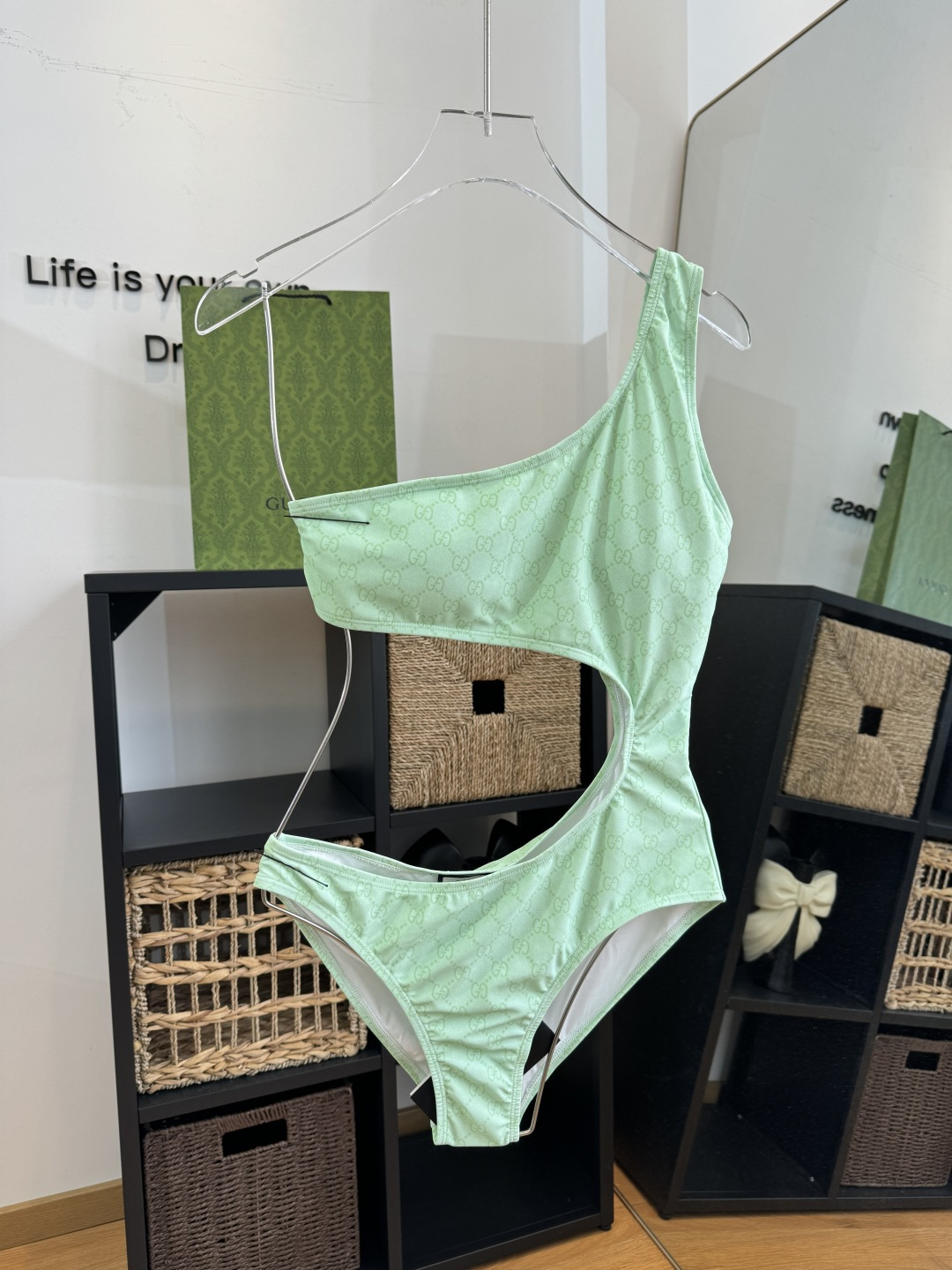 。Gucci古奇连体泳衣👙 上身超级棒！同步各大专柜发售，自然而然呈现时尚感！十分减龄，具有年轻活力。 