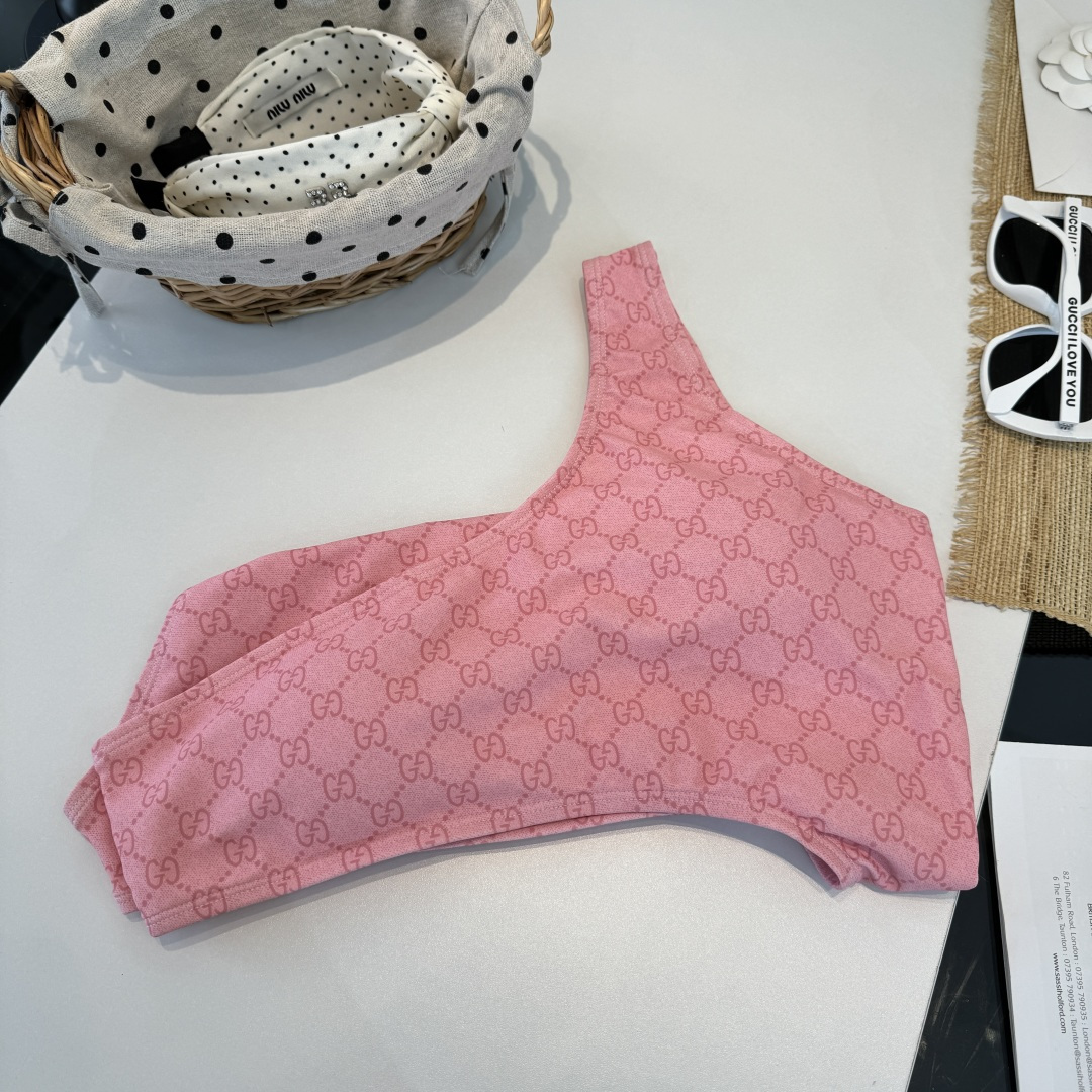 。Gucci古奇连体泳衣👙 上身超级棒！同步各大专柜发售，自然而然呈现时尚感！十分减龄，具有年轻活力。 