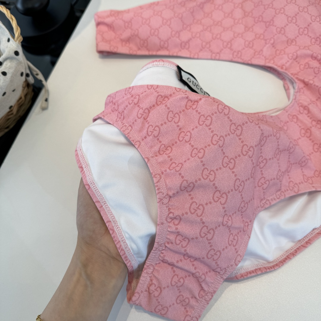 。Gucci古奇连体泳衣👙 上身超级棒！同步各大专柜发售，自然而然呈现时尚感！十分减龄，具有年轻活力。 