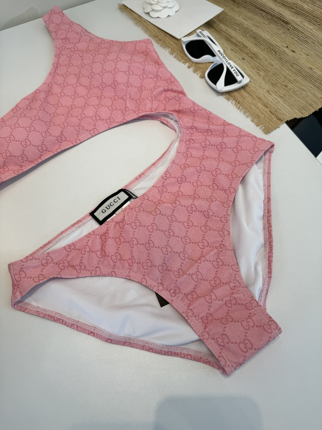 。Gucci古奇连体泳衣👙 上身超级棒！同步各大专柜发售，自然而然呈现时尚感！十分减龄，具有年轻活力。 