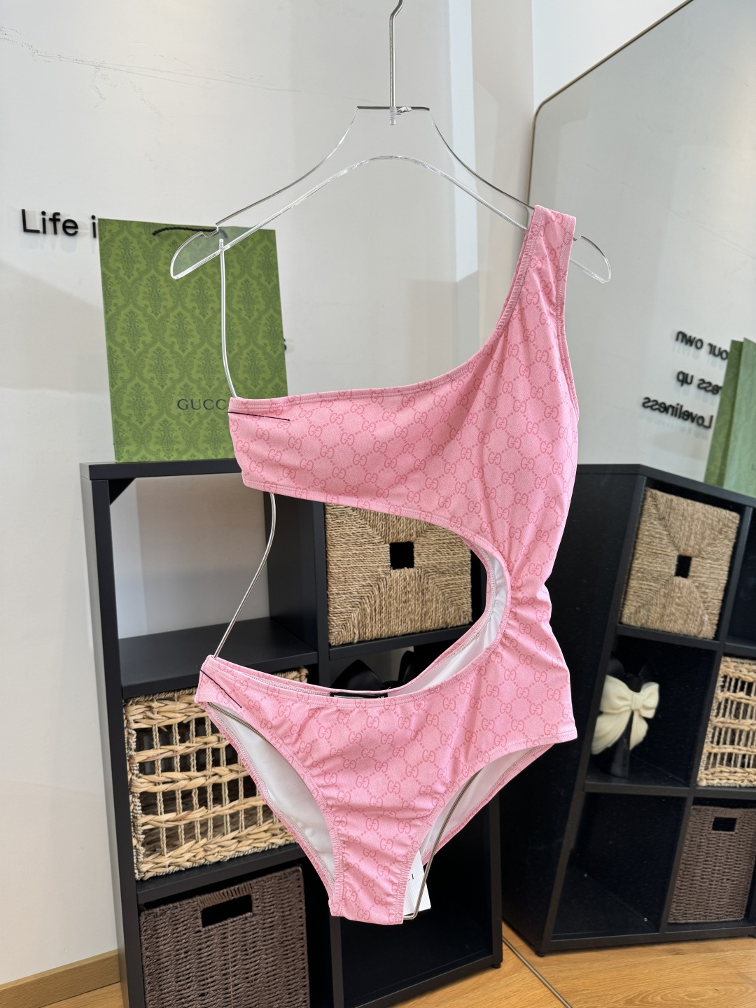 。Gucci古奇连体泳衣👙 上身超级棒！同步各大专柜发售，自然而然呈现时尚感！十分减龄，具有年轻活力。 