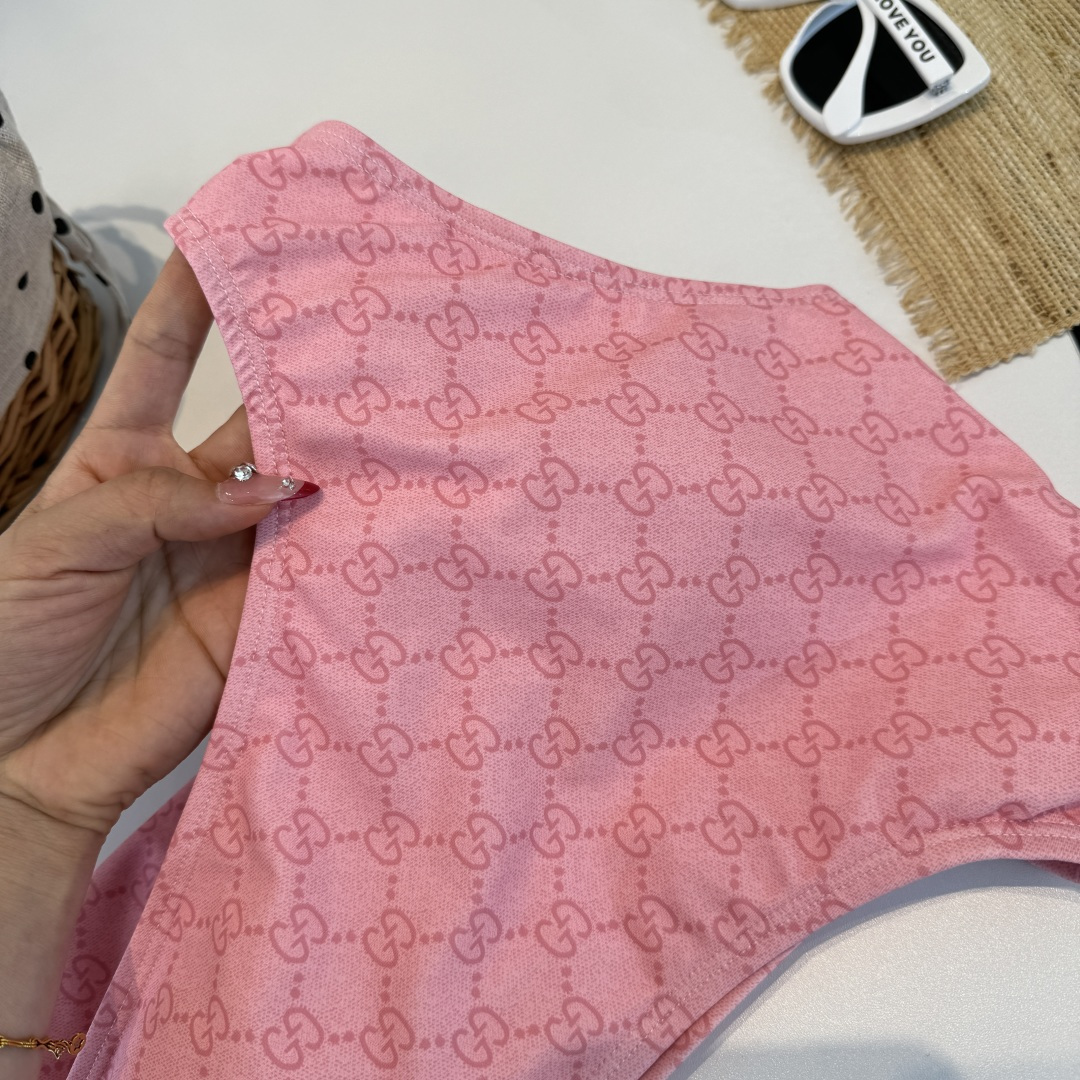 。Gucci古奇连体泳衣👙 上身超级棒！同步各大专柜发售，自然而然呈现时尚感！十分减龄，具有年轻活力。 