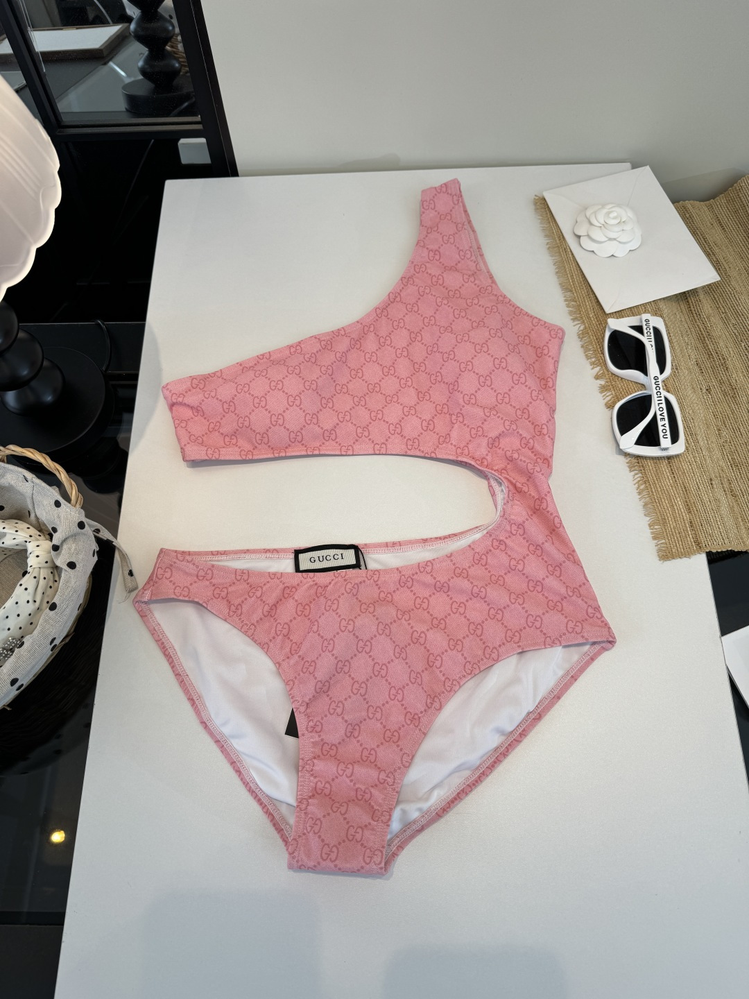 。Gucci古奇连体泳衣👙 上身超级棒！同步各大专柜发售，自然而然呈现时尚感！十分减龄，具有年轻活力。 