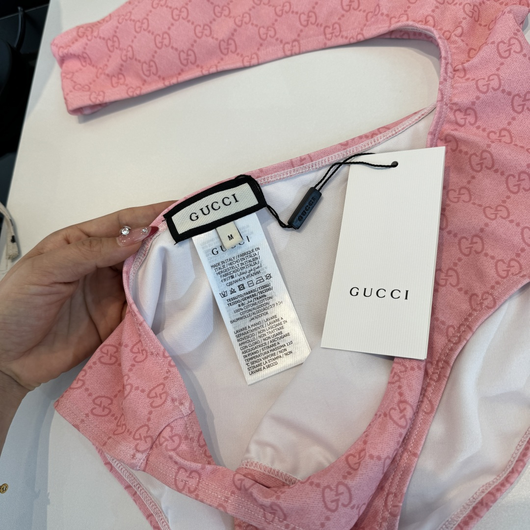 。Gucci古奇连体泳衣👙 上身超级棒！同步各大专柜发售，自然而然呈现时尚感！十分减龄，具有年轻活力。 