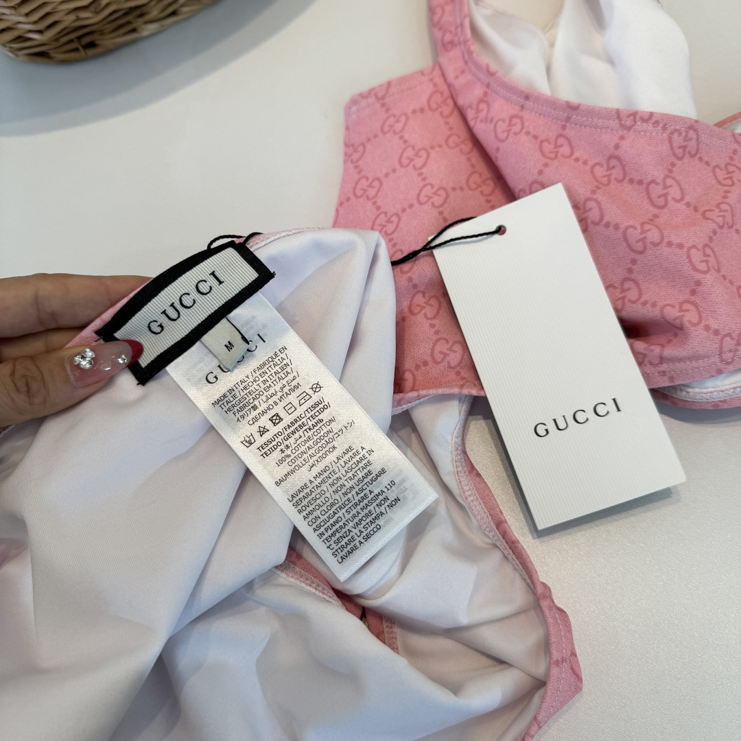 。Gucci古奇连体泳衣👙 上身超级棒！同步各大专柜发售，自然而然呈现时尚感！十分减龄，具有年轻活力。 
