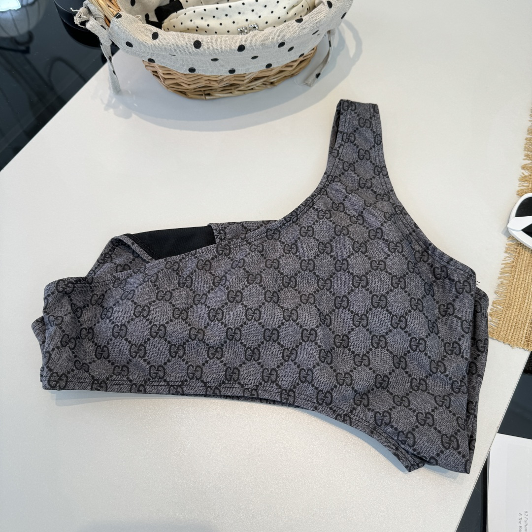 。Gucci古奇连体泳衣👙 上身超级棒！同步各大专柜发售，自然而然呈现时尚感！十分减龄，具有年轻活力。 