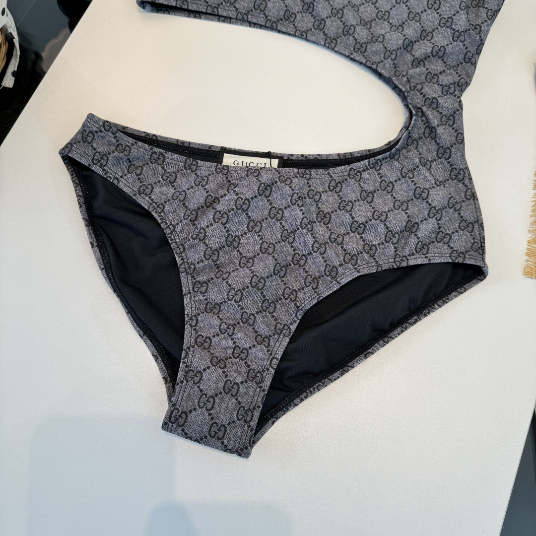 。Gucci古奇连体泳衣👙 上身超级棒！同步各大专柜发售，自然而然呈现时尚感！十分减龄，具有年轻活力。 