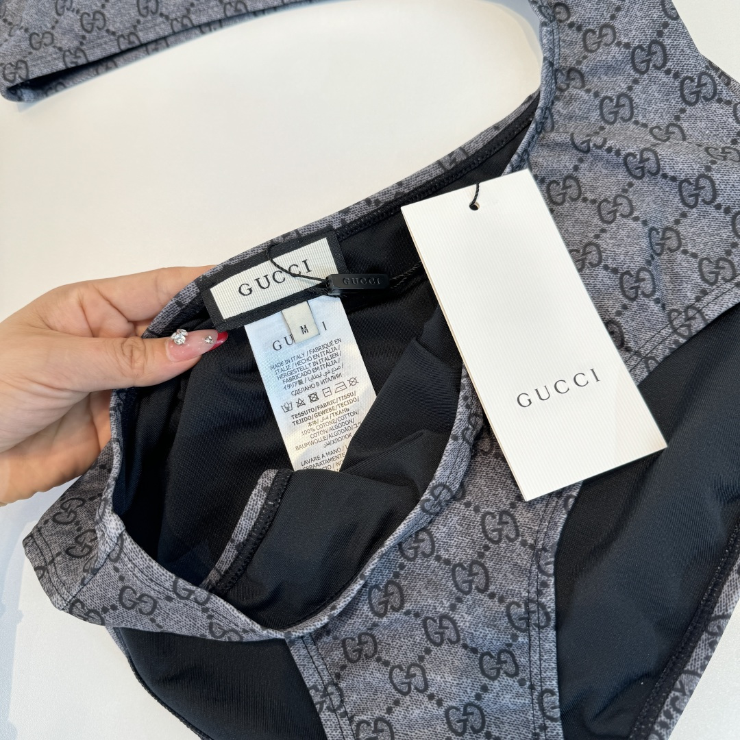 。Gucci古奇连体泳衣👙 上身超级棒！同步各大专柜发售，自然而然呈现时尚感！十分减龄，具有年轻活力。 