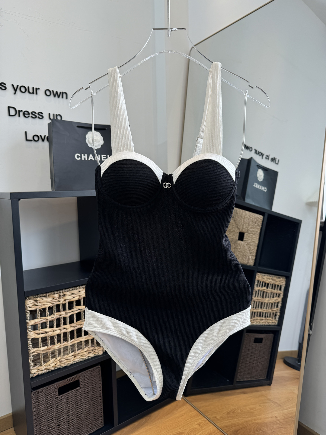 。Chanel香奈儿新款连体比基尼泳衣👙❤️😍🥰适合多种场景的游泳衣🏊‍♀️海边 游泳池 温泉 水上乐园