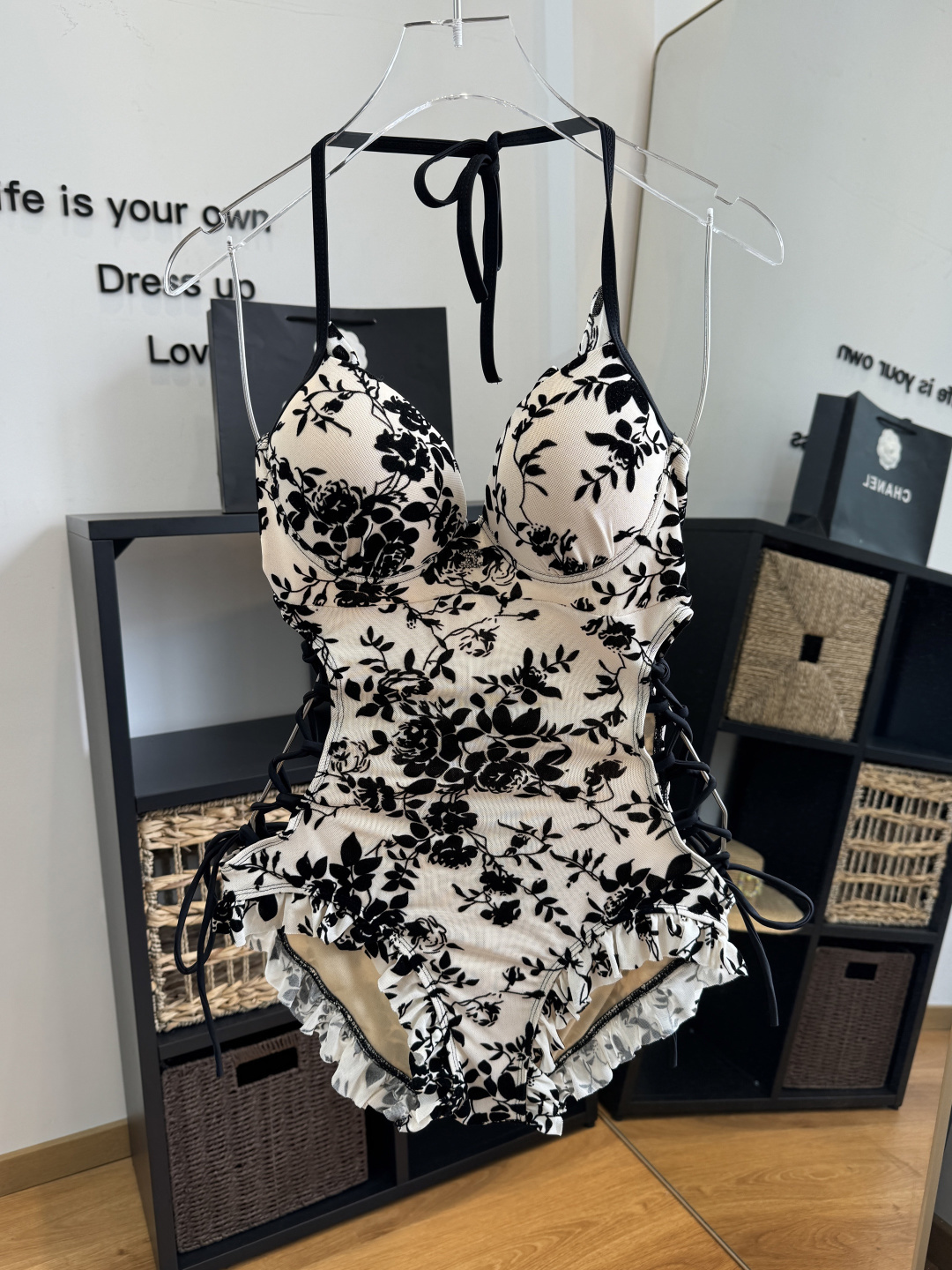 。Chanel香奈儿新款连体比基尼泳衣👙❤️😍🥰适合多种场景的游泳衣🏊‍♀️海边 游泳池 温泉 水上乐园