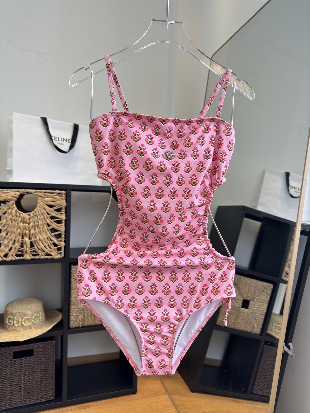 。Gucci古奇连体泳衣 😍🥰适合多种场景的游泳衣🏊‍♀️海边 游泳池 温泉 水上乐园 漂流都可以😌内搭