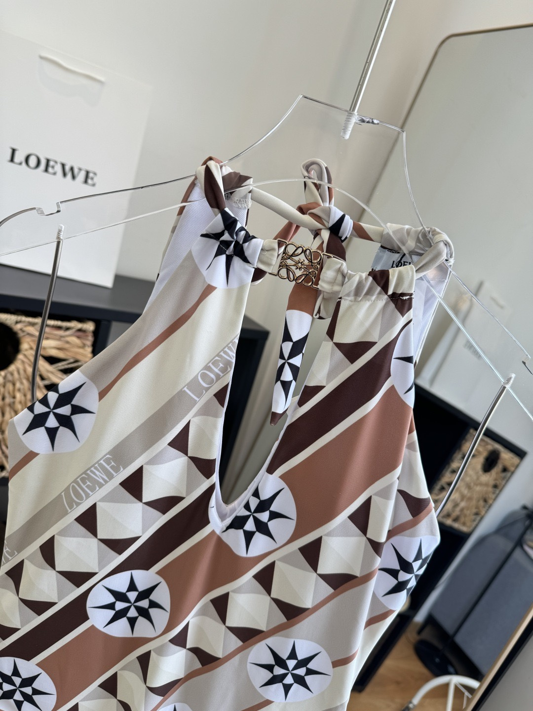 🌾LOEWE罗意威新款连体泳衣👙❤️😍🥰适合多种场景的游泳衣🏊‍♀️海边 游泳池 温泉 水上乐园 漂流都