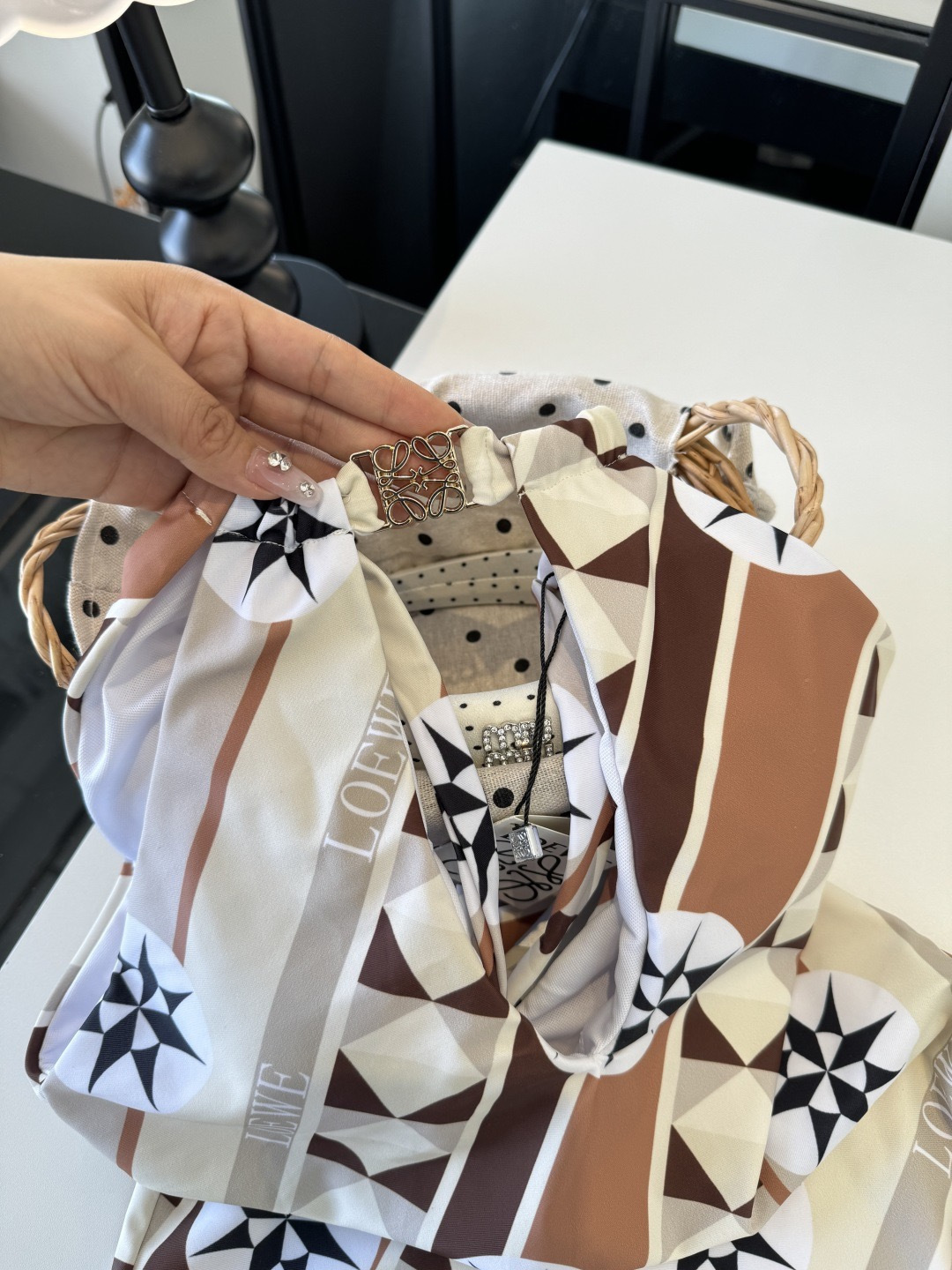 🌾LOEWE罗意威新款连体泳衣👙❤️😍🥰适合多种场景的游泳衣🏊‍♀️海边 游泳池 温泉 水上乐园 漂流都